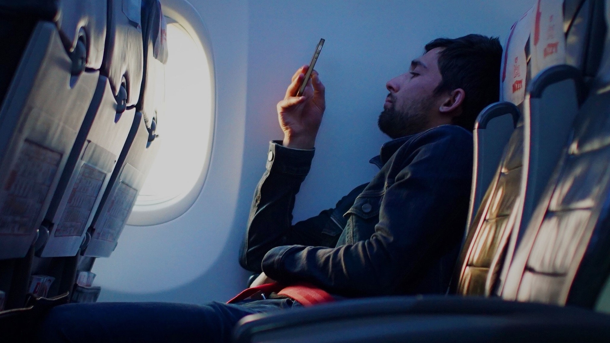 Бизнесмен в самолете. Парень в самолете с телефоном. Man in plane. Flying on a plane.